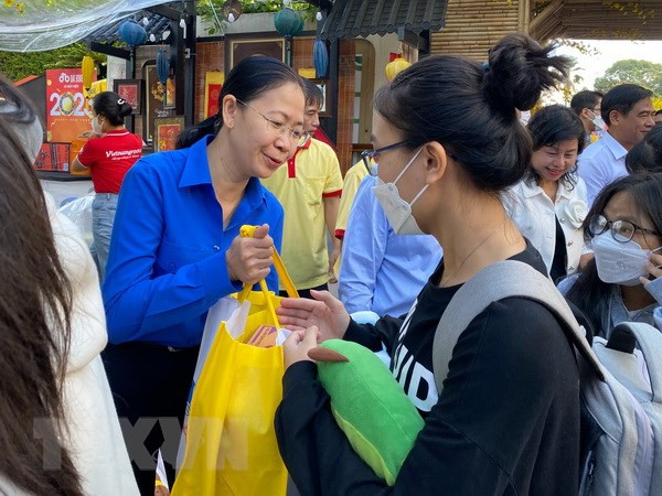 Bí thư Thành Đoàn Thành phố Hồ Chí Minh Phan Thị Thanh Phương trao quà Tết cho sinh viên, người lao động trước giờ lên xe. (Ảnh: Hồng Giang/TTXVN)