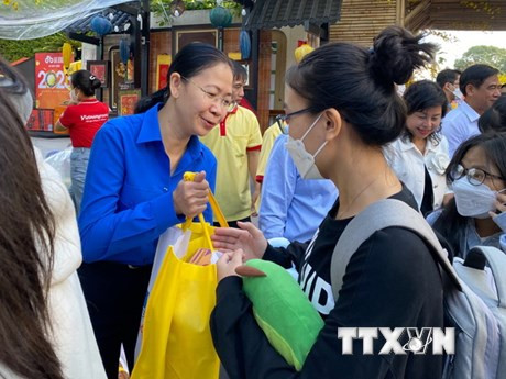 Đưa 2.000 sinh viên, người lao động TP.HCM về quê đón Tết Quý Mão