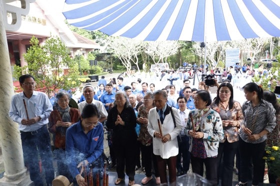 Các đại biểu dâng hương tưởng niệm các anh hùng liệt sĩ. Ảnh: NGÔ BÌNH