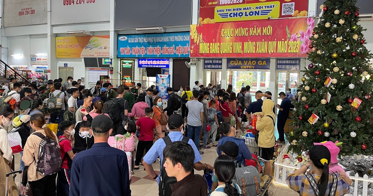 Người dân ở TPHCM nườm nượp về quê ăn tết