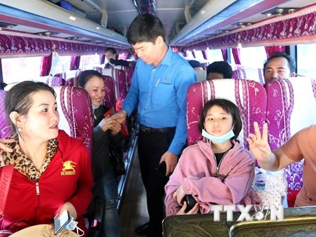 TP.HCM: Chuyến xe đầu tiên đưa 500 công nhân miền Trung về quê đón Tết