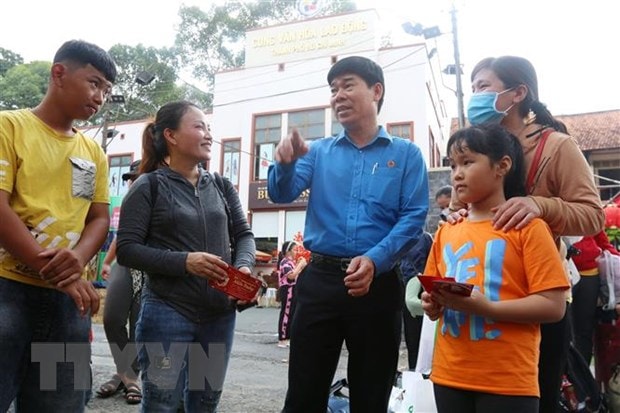 Ông Phạm Chí Tâm, Phó Chủ tịch Liên đoàn Lao động Thành phố Hồ Chí Minh thăm hỏi, động viên các công nhân về quê đón Tết. (Ảnh: Thanh Vũ/TTXVN)