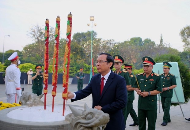 Ủy viên Bộ Chính trị, Bí thư Thành ủy Nguyễn Văn Nên dâng hương tại Nghĩa trang Liệt sỹ thành phố. (Ảnh: Thành Chung/TTXVN)