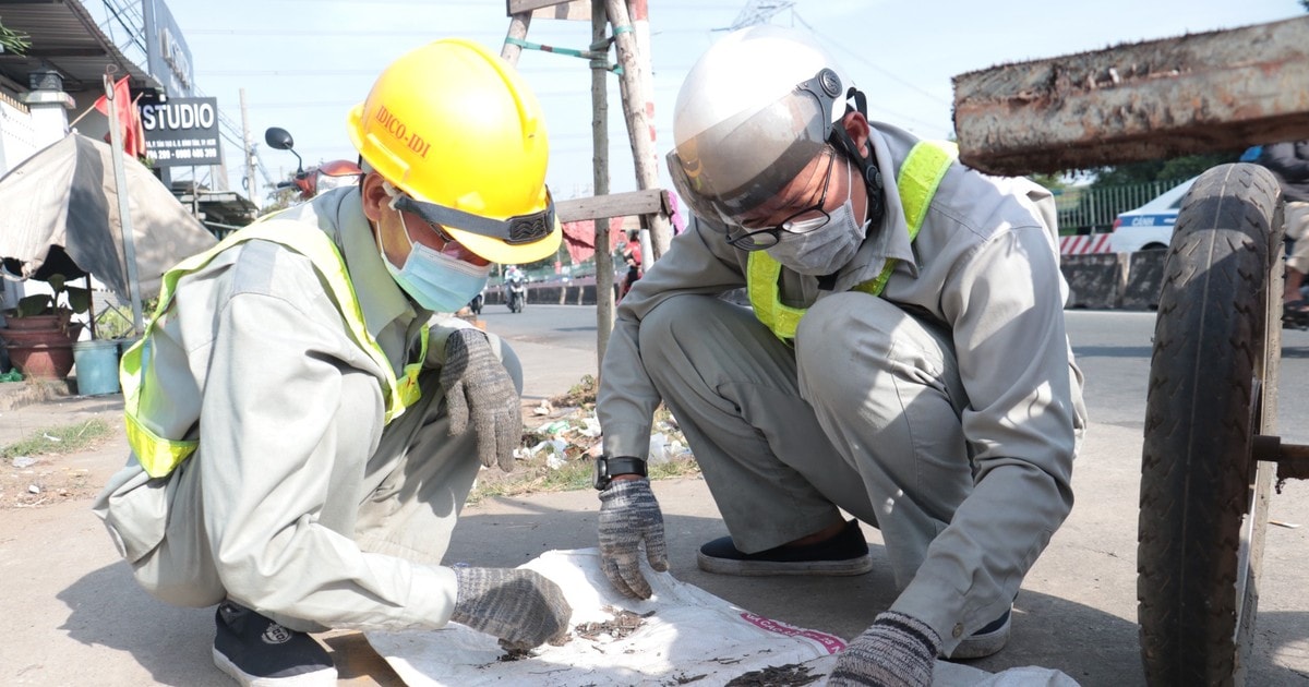 CSGT TPHCM cùng nhân viên quét dọn hút “đinh tặc” cho người dân về quê ăn tết
