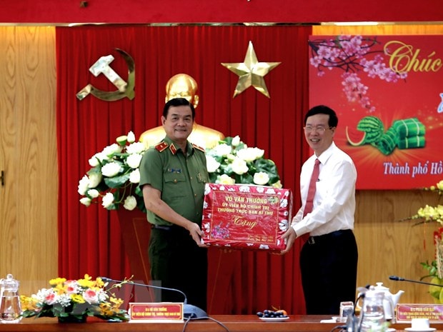 Thường trực Ban Bí thư Võ Văn Thưởng tặng quà Tết lực lượng Công an Thành phố Hồ Chí Minh. (Ảnh: Thành Chung/TTXVN)