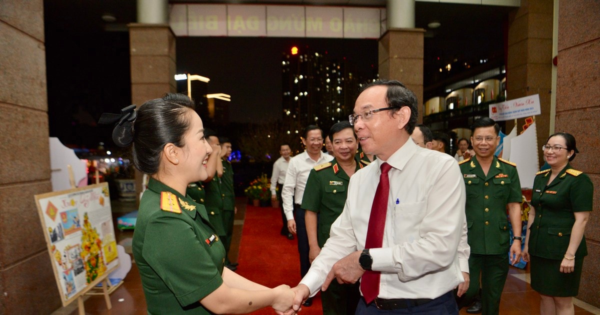 Bí thư Thành ủy TPHCM Nguyễn Văn Nên thăm, động viên các đơn vị đêm giao thừa