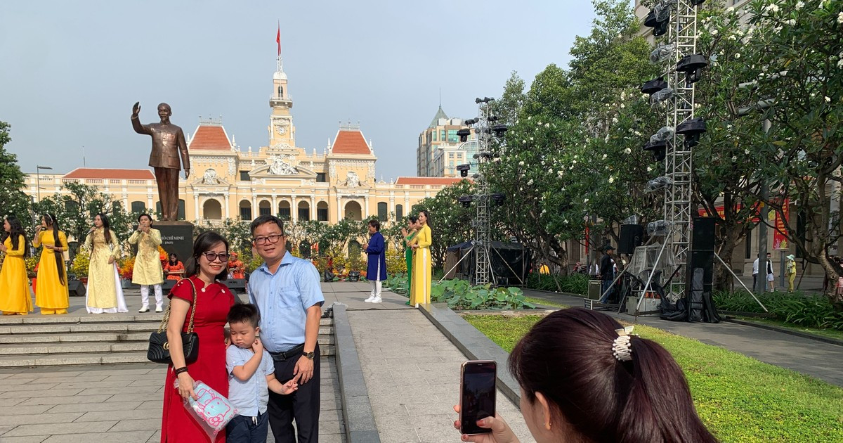 Người dân TPHCM xuống phố ngày xuân