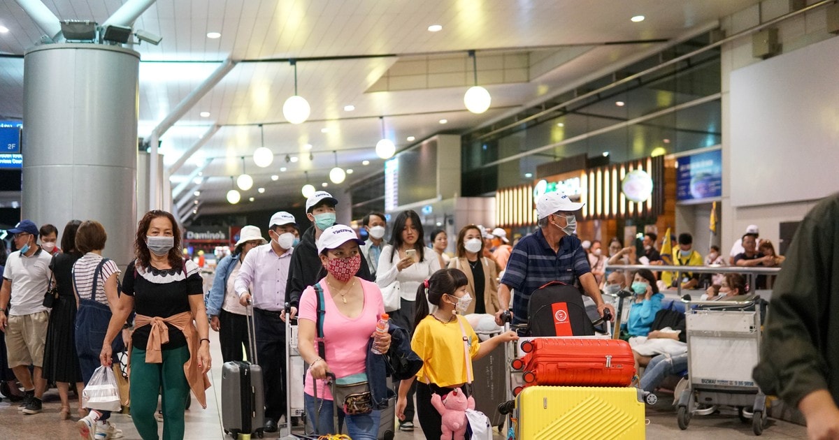 Ba ngày tết, người người nô nức du xuân