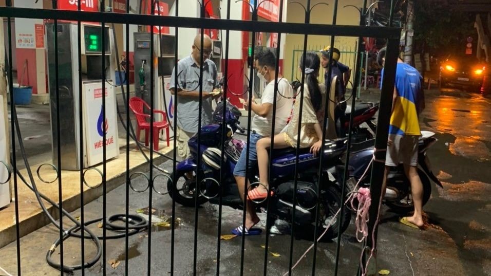 Quản lý thị trường kiểm tra các cửa hàng xăng dầu nghỉ tết