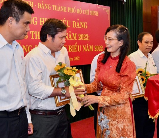 Phó Bí thư Thường trực Đảng ủy Khối Dân - Chính - Đảng Nguyễn Thị Kim Dung tuyên dương đảng viên tiêu biểu. Ảnh: VIỆT DŨNG