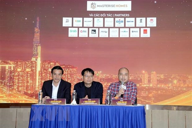 Ban Tổ chức trao đổi thông tin về Giải VnExpress Marathon Ho Chi Minh City Midnight 2023. (Ảnh: Tiến Lực/TTXVN)