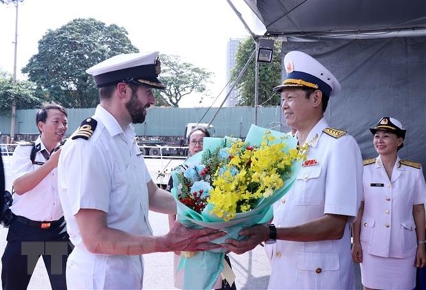 Đại tá Lê Nam Sơn (phải), Phó Lữ đoàn trưởng Lữ đoàn 125, Bộ Tư lệnh Vùng 2 Hải quân đại diện lãnh đạo Quân chủng Hải quân Việt Nam tặng hoa, đón Trung tá Michael Proudman (phải), thuyền trưởng chỉ huy tàu HMS Spey. (Ảnh: Xuân Khu/TTXVN)