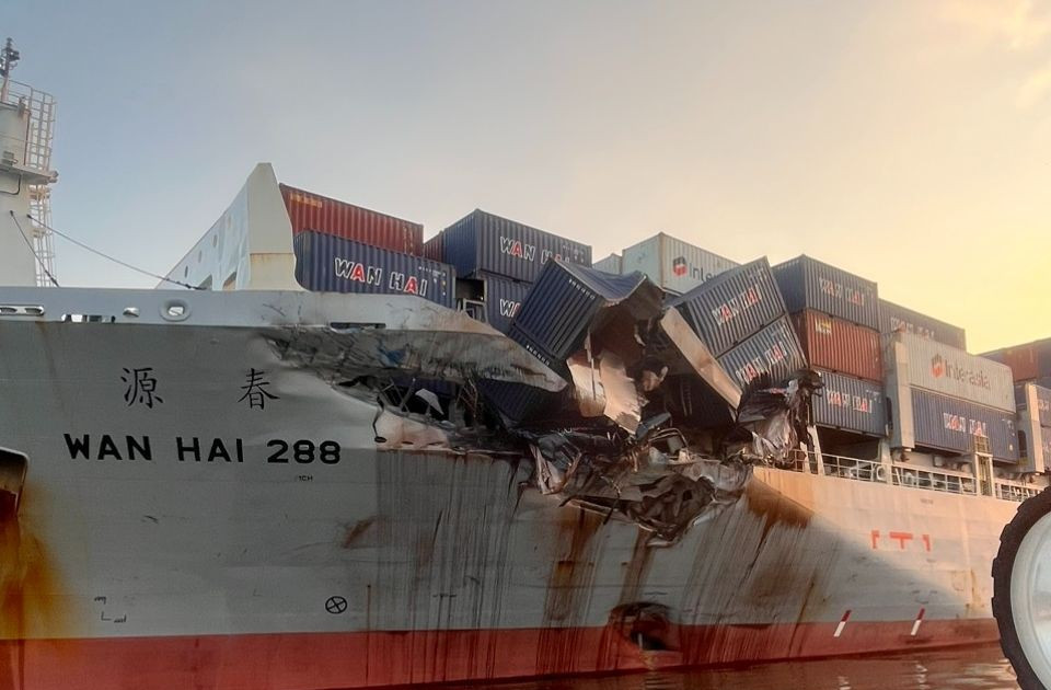 Hai tàu chở container va chạm tại Cần Giờ, nhiều hàng hóa hư hỏng