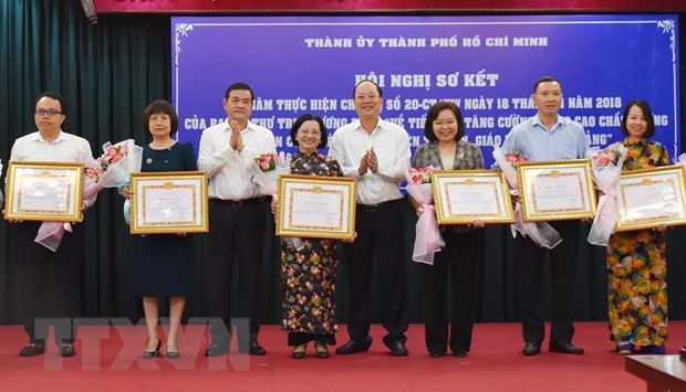 Lãnh đạo Thành ủy Thành phố Hồ Chí Minh tặng bằng khen cho các tập thể, cá nhân có thành tích xuất sắc trong công tác nghiên cứu, biên soạn, tuyên truyền, giáo dục lịch sử Đảng trong 5 năm qua. (Ảnh: Anh Tuấn/TTXVN)