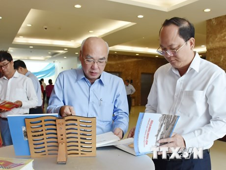 Lãnh đạo Thành ủy Thành phố Hồ Chí Minh xem các ấn phẩm lịch sử, nhân vật lịch sử đã được phát hành. (Ảnh: Anh Tuấn/TTXVN)