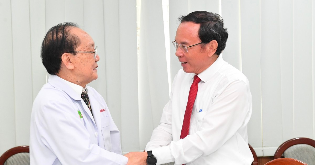 Bí thư Thành ủy TPHCM thăm, chúc mừng cán bộ lão thành ngành y tế