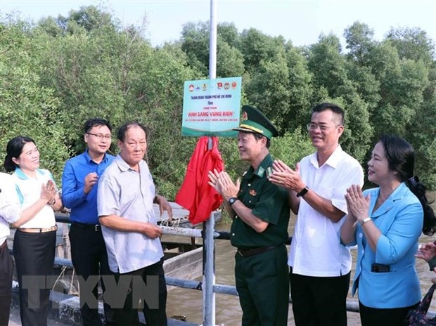 Khánh thành công trình “Thắp sáng vùng biên” là hệ thống đèn chiếu sáng bằng năng lượng mặt trời tại xã Lý Nhơn, huyện Cần Giờ. (Ảnh: Xuân Khu/TTXVN)