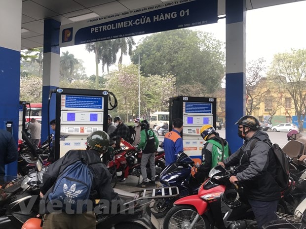 Người dân mua xăng tại cửa hàng của Petrolimex. (Ảnh: Đức Duy/Vietnam+)