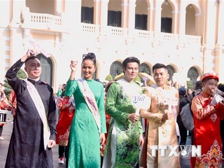 TP.HCM: Hơn 3.000 người diễu hành áo dài ở phố đi bộ Nguyễn Huệ