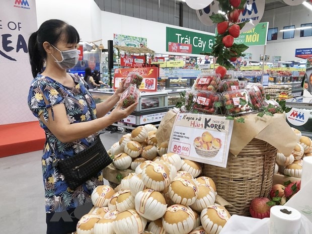 Đa dạng sản phẩm thuộc ngành hàng trái cây Hàn Quốc được bày bán với giá ưu đãi, giảm giá, tại siêu thị Thành phố Hồ Chí Minh. (Ảnh: Mỹ Phương/TTXVN)