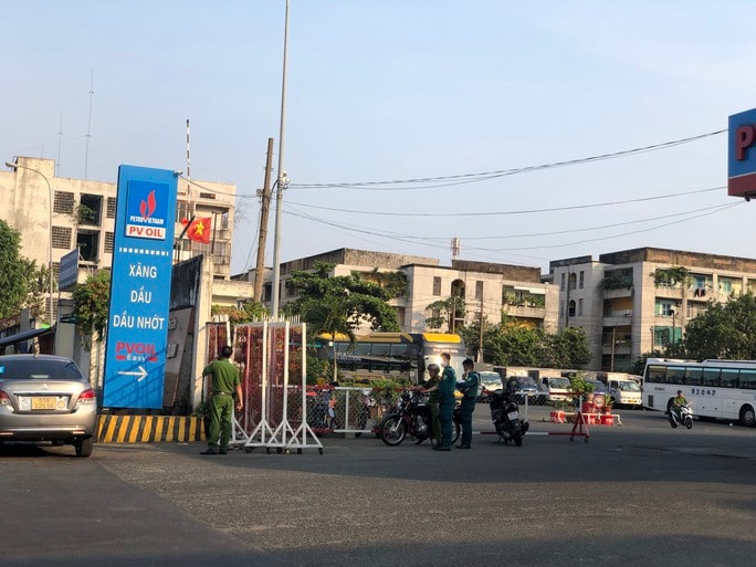 Lực lượng chức năng khám xét trung tâm đăng kiểm ở quận 11, TP HCM