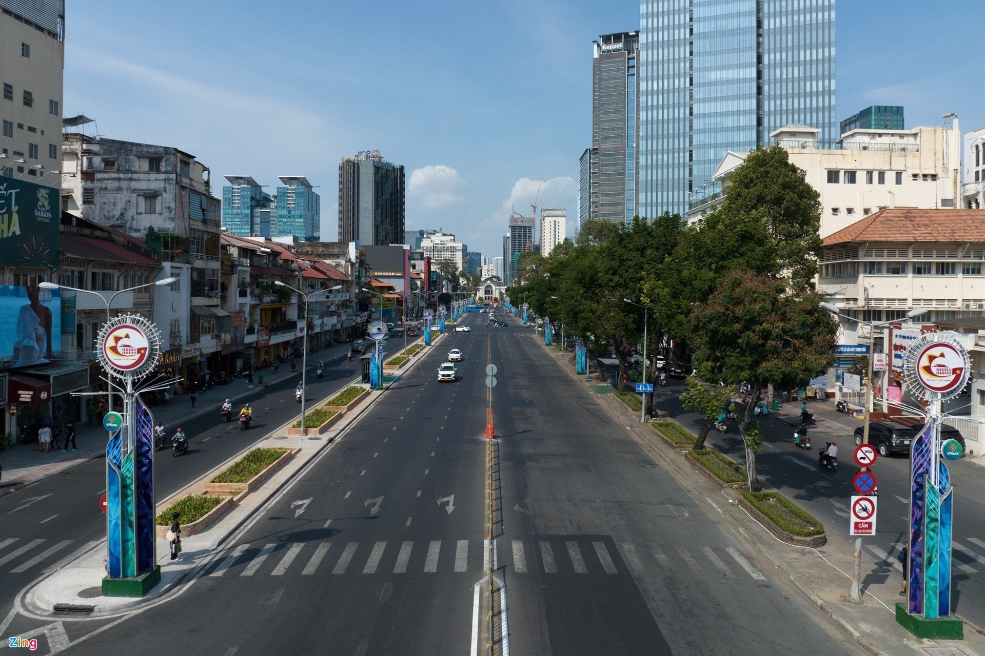 Mái che dự kiến được lắp dọc vỉa hè tuyến đường, vươn ra 4 m, hình thức mái che với kết cấu khung sắt lợp tôn và đóng trần phía dưới với vật liệu khung sắt và mái tôn bên ngoài. Ảnh: Chí Hùng.