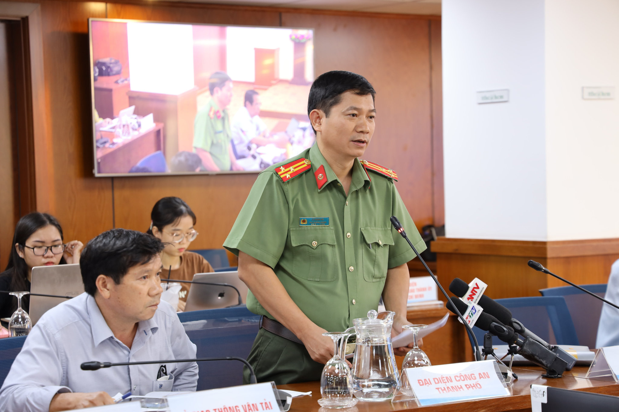 Xử lý nghiêm tình trạng tụ tập buôn bán ở phố đi bộ Nguyễn Huệ