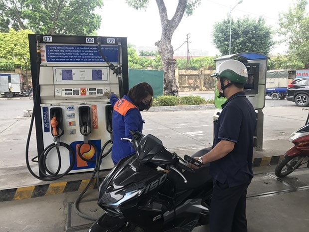 Giá mặt hàng xăng RON95-III giảm hơn 600 đồng từ 17 giờ ngày 21/4