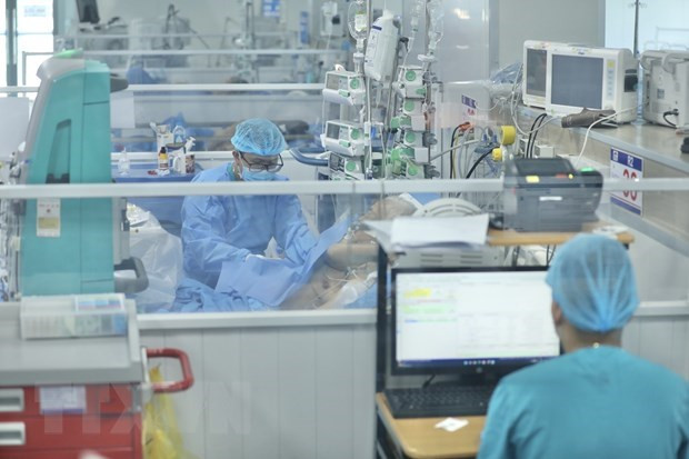 Điều trị cho bệnh nhân nặng. (Ảnh: Minh Quyết/TTXVN)