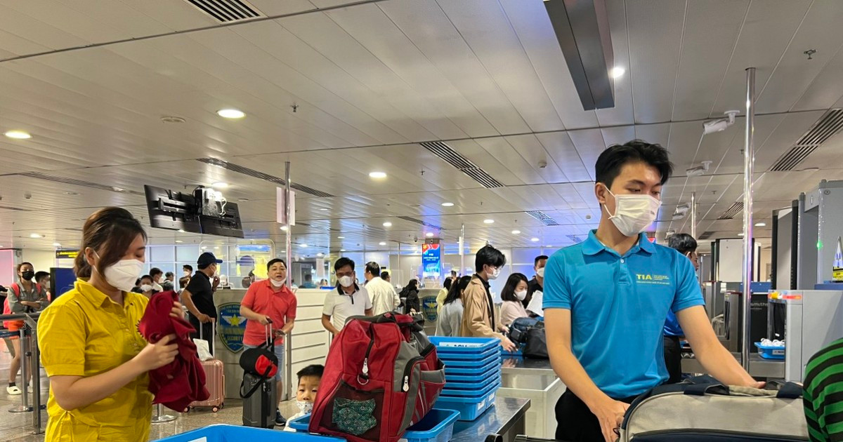 Ngày đầu nghỉ lễ: Sân bay, nhà ga đông người nhưng không ùn tắc