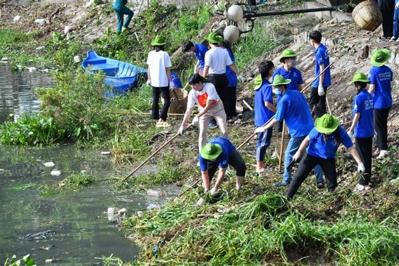 Hàng ngàn đoàn viên, thanh niên TPHCM chung tay cải tạo cảnh quan tuyến Rạch Bà Láng thuộc tuyến Rạch Xuyên Tâm. Ảnh: VIỆT DŨNG