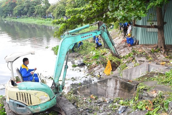 Các bạn đoàn viên đã cùng nhau trục vớt lục bình, vớt rác, khơi thông dòng chảy tuyến Rạch Bà Láng. Ảnh: VIỆT DŨNG