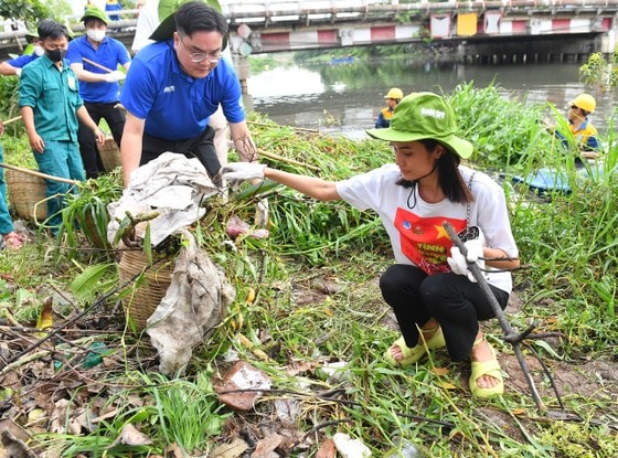 Chủ tịch Hội Liên hiệp Thanh niên Việt Nam TPHCM Ngô Minh Hải cùng các đoàn viên dọn vệ sinh môi trường. Ảnh: THẢO LÊ