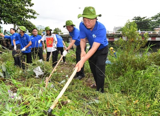 Phó Bí thư Thành ủy TPHCM Nguyễn Hồ Hải cùng các đoàn viên dọn vệ sinh. Ảnh: VIỆT DŨNG