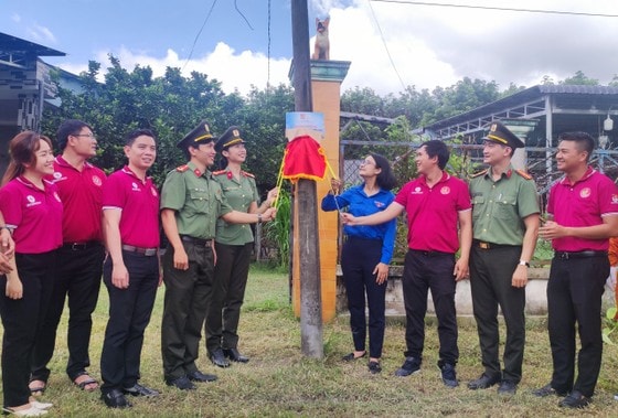 Các đơn vị khánh thành công trình tình nguyện “Thắp sáng tuyến đường nông thôn”