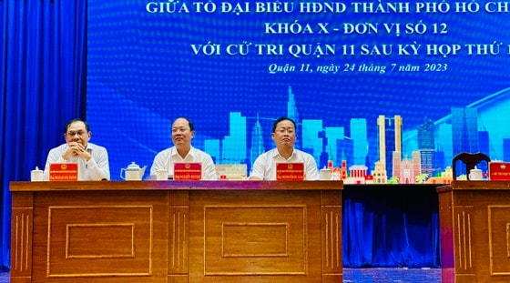 Tổ đại biểu HĐND TPHCM Khóa X đơn vị số 12 tại hội nghị tiếp xúc cử tri quận 11. Ảnh: CHÍ THẠCH