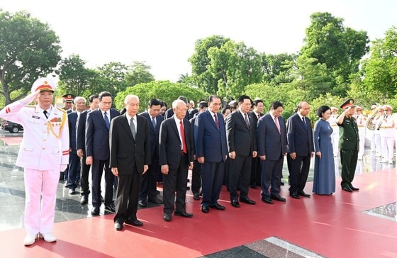 Các đồng chí lãnh đạo, nguyên lãnh đạo Đảng, Nhà nước đặt vòng hoa tại Đài tưởng niệm các anh hùng liệt sĩ. Ảnh: VIẾT CHUNG