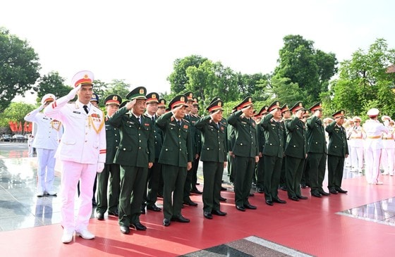 Đoàn đại biểu Quân ủy Trung ương, Bộ Quốc phòng đặt vòng hoa tại Đài tưởng niệm các anh hùng liệt sĩ. Ảnh: VIẾT CHUNG