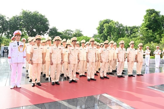 Đoàn đại biểu Đảng ủy Công an Trung ương, Bộ Công an đặt vòng hoa tại Đài tưởng niệm các anh hùng liệt sĩ. Ảnh: VIẾT CHUNG