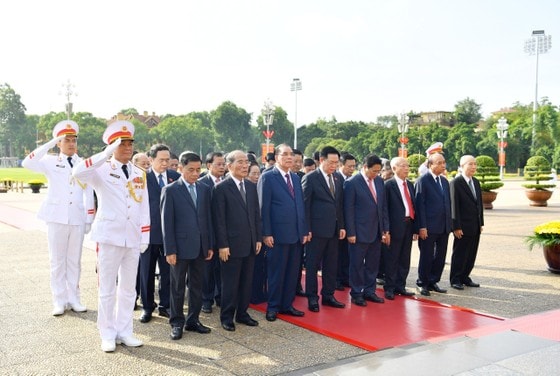 Các đồng chí lãnh đạo, nguyên lãnh đạo Đảng, Nhà nước đặt vòng hoa và vào Lăng viếng Chủ tịch Hồ Chí Minh nhân kỷ niệm 76 năm ngày thương binh - Liệt sĩ. Ảnh: VIẾT CHUNG