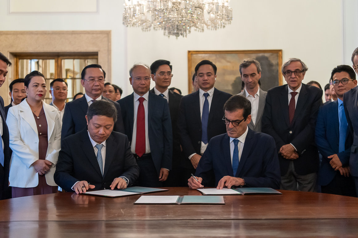 Thị trưởng thành phố Porto Rui Moreira và Phó Chủ tịch UBND thành phố Hồ Chí Minh Dương Anh Đức ký Bản ghi nhớ Bản ghi nhớ về phương hướng hợp tác giữa hai thành phố, giai đoạn 2023 - 2025.