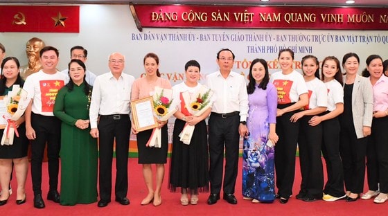 Bí thư Thành ủy TPHCM Nguyễn Văn Nên cùng lãnh đạo các ban Xây dựng Đảng của Thành ủy TPHCM trao giải nhất cho các cá nhân. Ảnh: VIỆT DŨNG