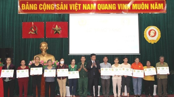 Trung tướng Hoàng Văn Nghĩa, Phó Chủ tịch Hội CCB TPHCM cùng đại diện gia đình CCB Lê Văn Kiểm trao sổ tiết kiệm tại buổi lễ