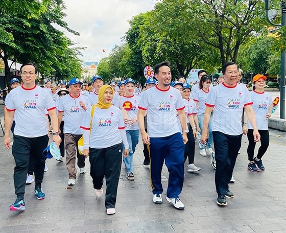 Chủ tịch UBND TPHCM Phan Văn Mãi và Tổng Lãnh sự Indonesia Agustaviano Sofjan cùng tham gia ASEAN Fun Walk 2023