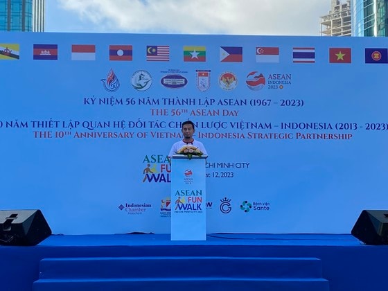 Tổng Lãnh sự Indonesia Agustaviano Sofjan phát biểu tại ASEAN Fun Walk 2023