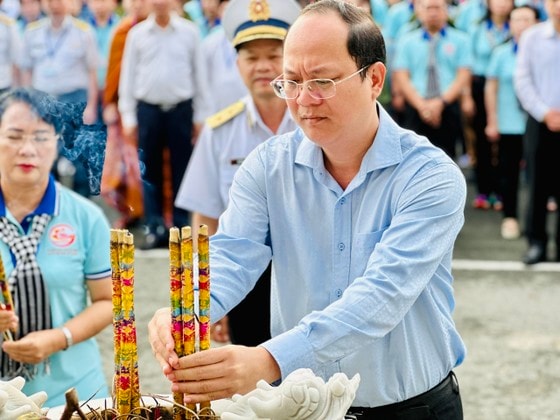 Đồng chí Nguyễn Hồ Hải dâng hương tại Tượng đài Đoàn tàu không số. Ảnh: CHÍ THẠCH