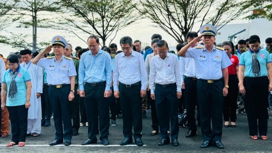 Đoàn lãnh đạo TPHCM dành phút mặc niệm tưởng nhớ các Anh hùng liệt sĩ Đoàn tàu không số. Ảnh: CHÍ THẠCH