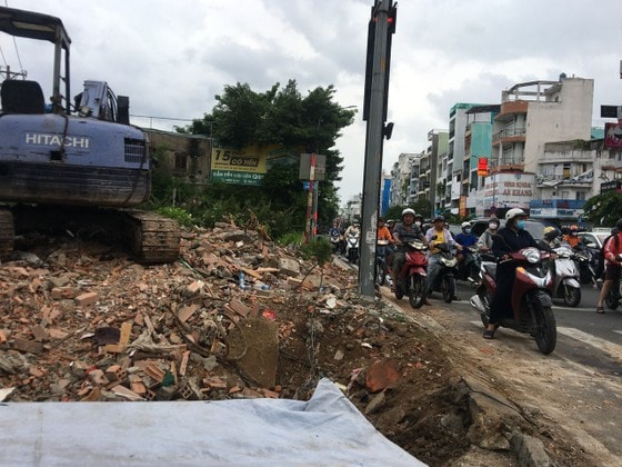 Căn nhà 4 mặt tiền số 845 Âu Cơ đang được khẩn trương tháo dỡ