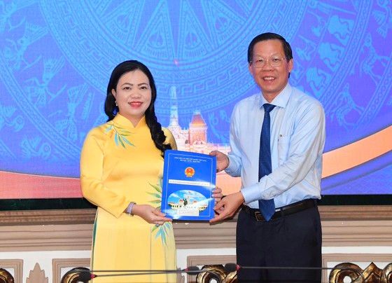 Chủ tịch UBND TPHCM Phan Văn Mãi trao quyết định bổ nhiệm cán bộ