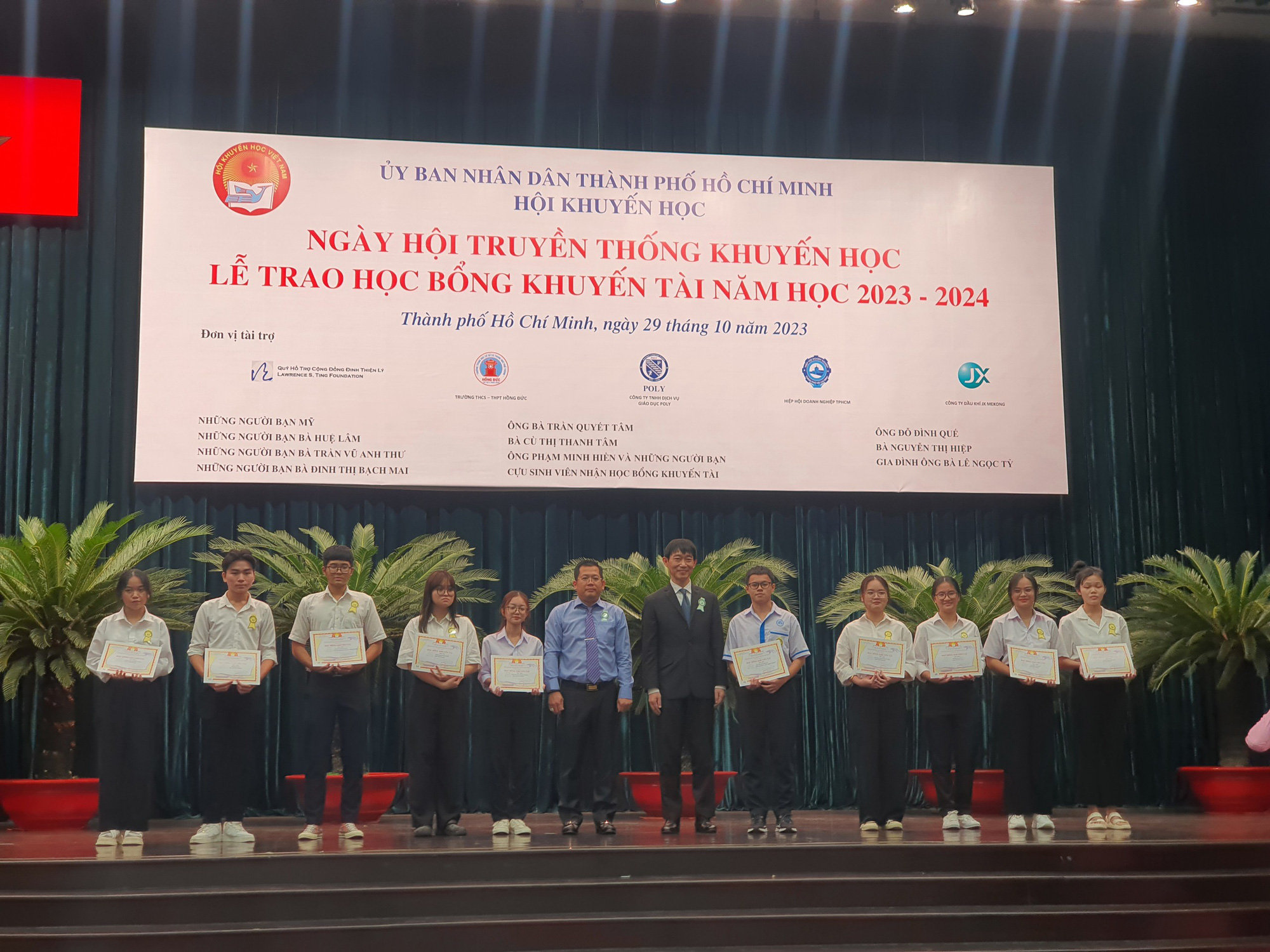 332 sinh viên nhận học bổng khuyến tài 1-1
